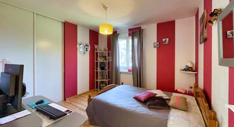 Sur les hauteurs de SARLAT  maison d'habitation et gite tous deux en parfait état - magnifique  terrain 4 254m2 avec source
