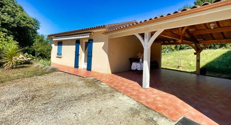 Sur les hauteurs de SARLAT  maison d'habitation et gite tous deux en parfait état - magnifique  terrain 4 254m2 avec source