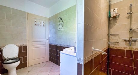 Sur les hauteurs de SARLAT  maison d'habitation et gite tous deux en parfait état - magnifique  terrain 4 254m2 avec source