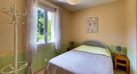 Sur les hauteurs de SARLAT  maison d'habitation et gite tous deux en parfait état - magnifique  terrain 4 254m2 avec source