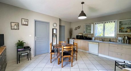Sur les hauteurs de SARLAT  maison d'habitation et gite tous deux en parfait état - magnifique  terrain 4 254m2 avec source