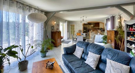 Sur les hauteurs de SARLAT  maison d'habitation et gite tous deux en parfait état - magnifique  terrain 4 254m2 avec source