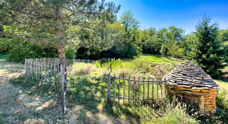 Sur les hauteurs de SARLAT  maison d'habitation et gite tous deux en parfait état - magnifique  terrain 4 254m2 avec source