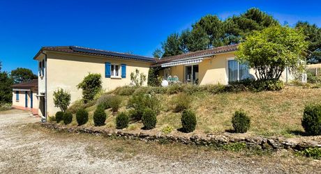 Sur les hauteurs de SARLAT  maison d'habitation et gite tous deux en parfait état - magnifique  terrain 4 254m2 avec source