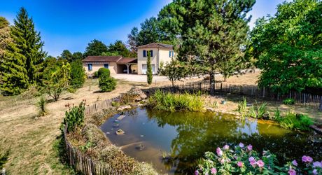 Sur les hauteurs de CARSAC maison d'habitation et gite tous deux en parfait état - magnifique  terrain 4 254m2 avec source