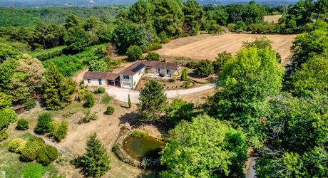 Sur les hauteurs de CARSAC maison d'habitation et gite tous deux en parfait état - magnifique  terrain 4 254m2 avec source
