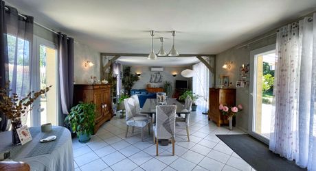 Sur les hauteurs de SARLAT  maison d'habitation et gite tous deux en parfait état - magnifique  terrain 4 254m2 avec source