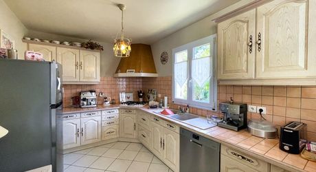 Sur les hauteurs de SARLAT  maison d'habitation et gite tous deux en parfait état - magnifique  terrain 4 254m2 avec source