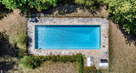 Proche  SARLAT-  Ensemble en pierre avec maison principale , gîte,  dépendances, et piscine sur 1H8 de terrain