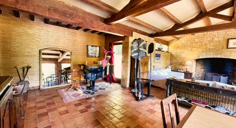 Proche  SARLAT-  Ensemble en pierre avec maison principale , gîte,  dépendances, et piscine sur 1H8 de terrain
