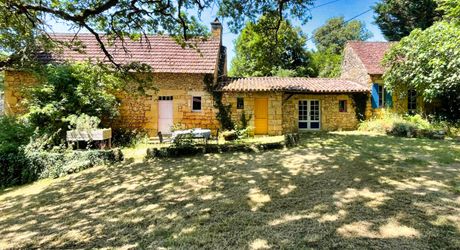 Proche  SARLAT-  Ensemble en pierre avec maison principale , gîte,  dépendances, et piscine sur 1H8 de terrain