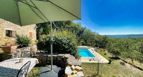 Lot/ Dordogne - Maison en pierre avec vue magnifique sur la vallée avec piscine et dépendances