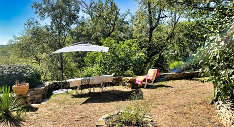 Lot/ Dordogne - Maison en pierre avec vue magnifique sur la vallée avec piscine et dépendances