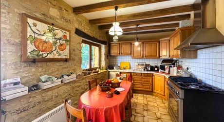 Lot/ Dordogne - Maison en pierre avec vue magnifique sur la vallée avec piscine et dépendances