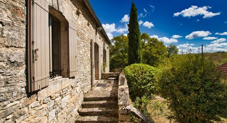 SECTEUR DAGLAN- Au sud de Sarlat – Ensemble de caractère avec maison rénovée, gîte, grange et piscine