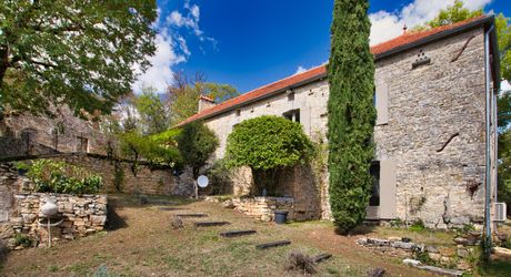 SECTEUR DAGLAN- Au sud de Sarlat – Ensemble de caractère avec maison rénovée, gîte, grange et piscine