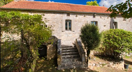 SECTEUR DAGLAN- Au sud de Sarlat – Ensemble de caractère avec maison rénovée, gîte, grange et piscine