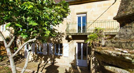 CENTRE VILLE SARLAT - Appartement et local avec jardin et terrasse