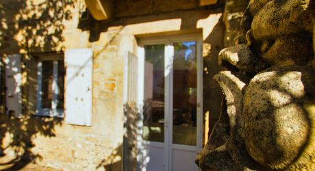 CENTRE VILLE SARLAT - Appartement et local avec jardin et terrasse