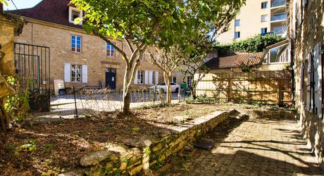 CENTRE VILLE SARLAT - Appartement et local avec jardin et terrasse