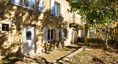 CENTRE VILLE SARLAT - Appartement et local avec jardin et terrasse