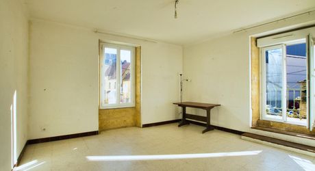 CENTRE VILLE SARLAT - Appartement et local avec jardin et terrasse