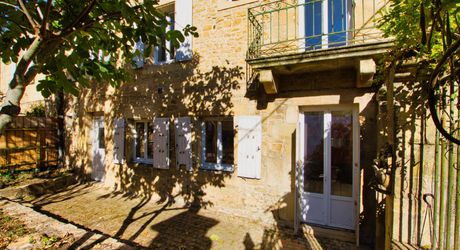 CENTRE VILLE SARLAT - Appartement et local avec jardin et terrasse