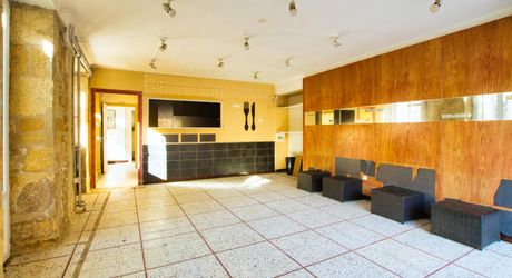 CENTRE VILLE SARLAT - Appartement et local avec jardin et terrasse