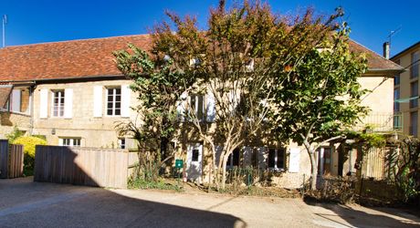 CENTRE VILLE SARLAT - Appartement et local avec jardin et terrasse