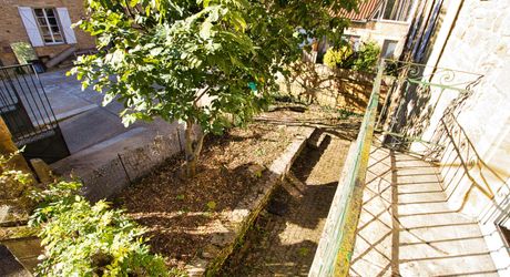 CENTRE VILLE SARLAT - Appartement et local avec jardin et terrasse