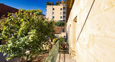 CENTRE VILLE SARLAT - Appartement et local avec jardin et terrasse
