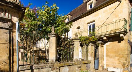 CENTRE VILLE SARLAT - Appartement et local avec jardin et terrasse