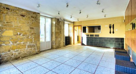 CENTRE VILLE SARLAT - Appartement et local avec jardin et terrasse