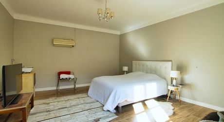 CENTRE VILLE  - Maison en pierre avec cour intérieure, parking et  garage