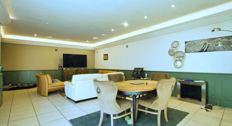 CENTRE VILLE  - Maison en pierre avec cour intérieure, parking et  garage