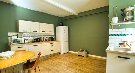 CENTRE VILLE  - Maison en pierre avec cour intérieure, parking et  garage