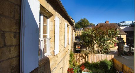 CENTRE VILLE  - Maison en pierre avec cour intérieure, parking et  garage