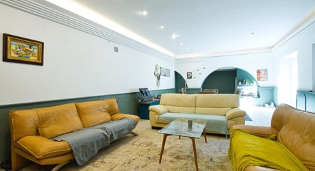 CENTRE VILLE  - Maison en pierre avec cour intérieure, parking et  garage