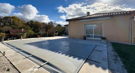 NORD DE SARLAT - Contemporaine  de plain pied en parfait état avec piscine  