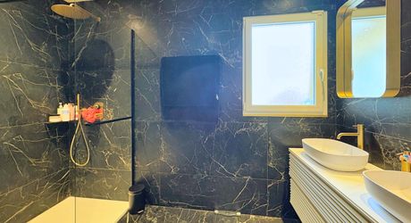 NORD DE SARLAT - Contemporaine  de plain pied en parfait état avec piscine  