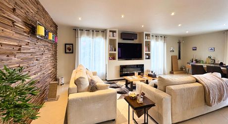 NORD DE SARLAT - Contemporaine  de plain pied en parfait état avec piscine  