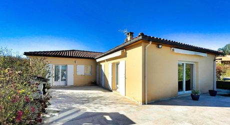 NORD DE SARLAT - Contemporaine  de plain pied en parfait état avec piscine  