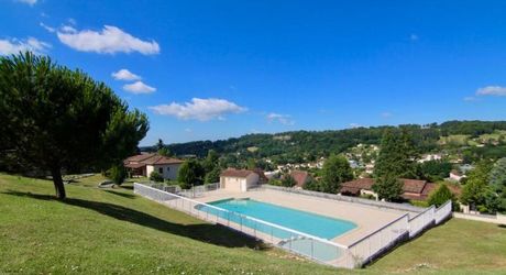 SARLAT- Appartement avec terrasse couverte et piscine collective