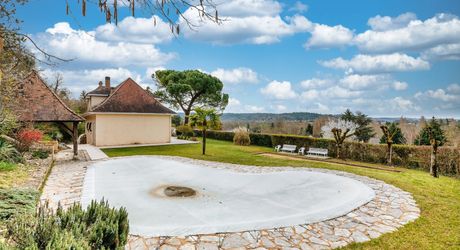 Secteur Le Bugue :  Maison de plain pied avec piscine et sous sol 