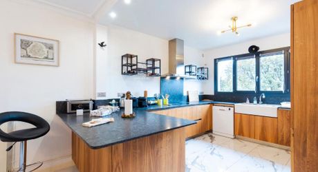 SARLAT Contemporaine de 5 chambres avec Piscine, Garage et appartement indépendant