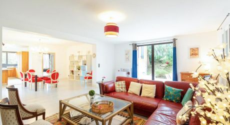 SARLAT Contemporaine de 5 chambres avec Piscine, Garage et appartement indépendant