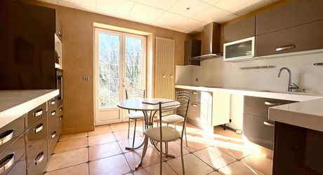 SARLAT- Grande maison de famille avec appartement indépendant  situation privilégiée 