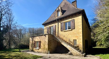 SARLAT- Grande maison de famille avec appartement indépendant  situation privilégiée 