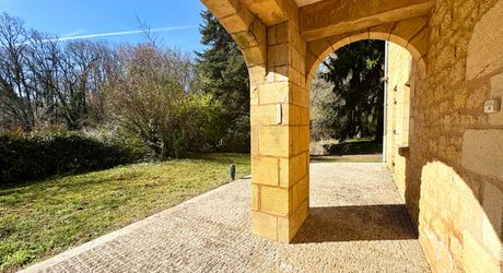 SARLAT- Grande maison de famille avec appartement indépendant  situation privilégiée 