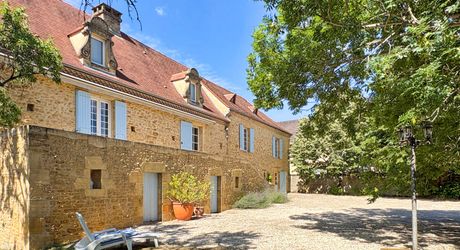 PÉRIGOURDINE DANS SARLAT AVEC PISCINE 